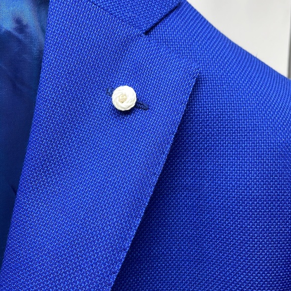 Perfect & gorgeous! Unconstructed blue blazer. Top of the chain! 3 button. - Picture 2 of 16